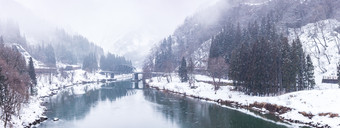 冬季河水景观摄影图