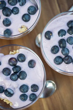 暗色调蓝莓牛奶摄影图