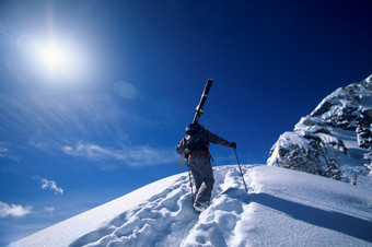 雪地登山人物摄影图