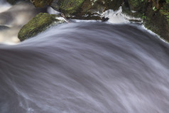 暗色调在山中的溪流摄影图