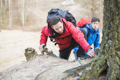 暗色调去登山的男人摄影图