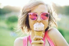 阳光下女孩吃冰淇淋