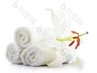 白色毛巾卷和花朵花卉