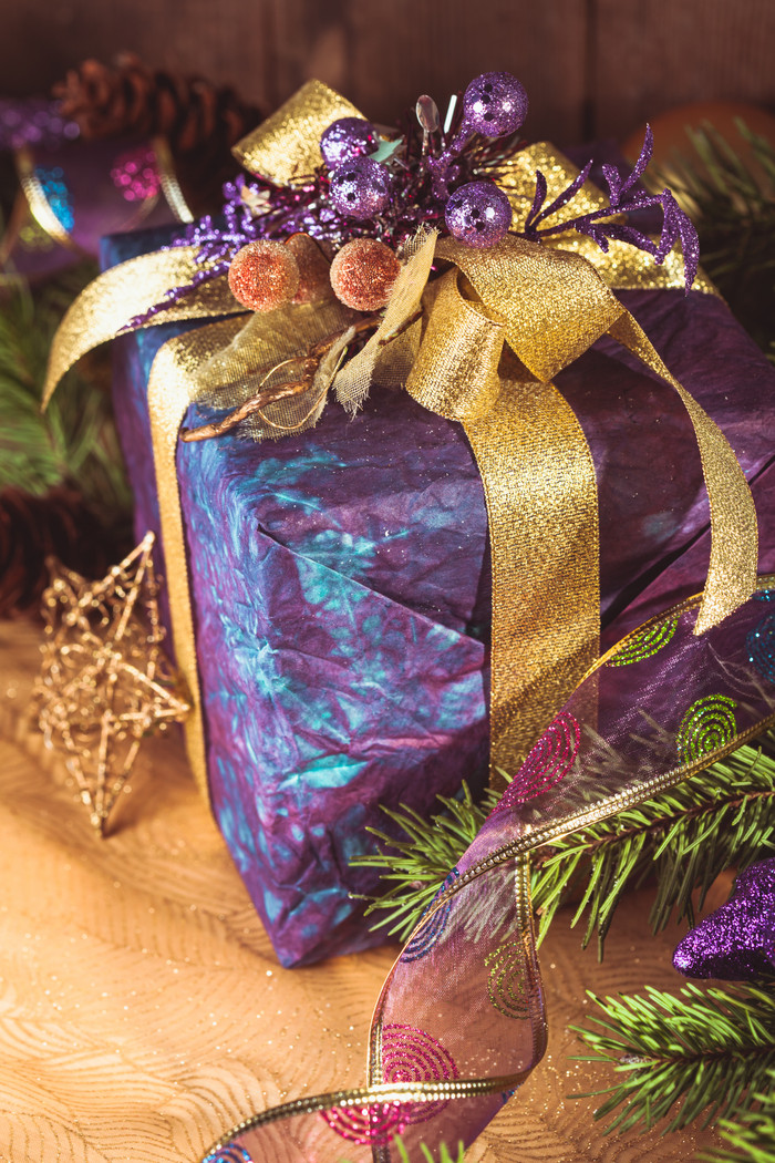 紫色圣诞礼盒摄影图