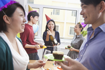 聚餐庆祝同事<strong>情侣</strong>男人女人蛋糕红酒开心的