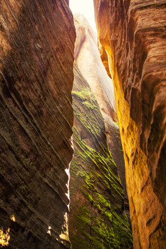 峡谷山峰缝隙摄影图