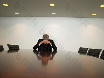 暗色调在<strong>会议室</strong>中的商人摄影图