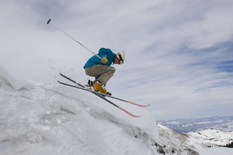 雪地滑雪的运动员摄影图