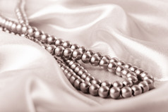 银色珍珠项链摄影图