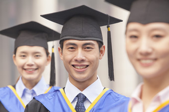 一群人大学生年轻人男女毕业学位帽礼服微笑