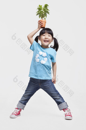 小孩女孩肖像拿着盆栽向上环保微笑图