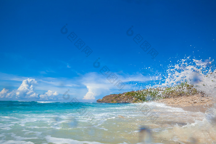蓝色海边沙滩海浪冲击大海旅行夏天