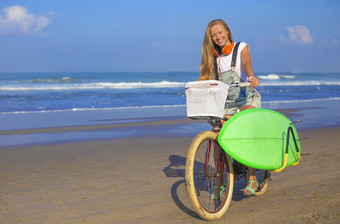 清新风格在海边骑车的女人摄影图