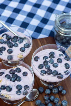 深色调蓝莓牛奶摄影图