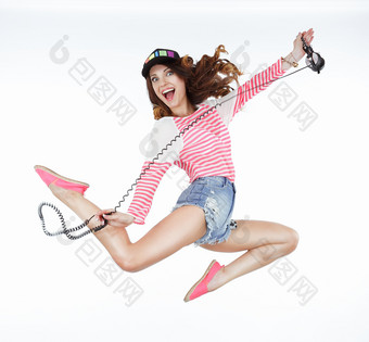 开心的飞跃女孩图片摄影图