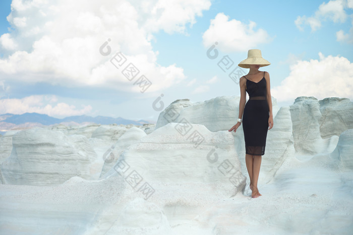 白色岩石旁的黑衣女人