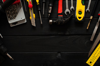黑色桌面上的各种手工工具
