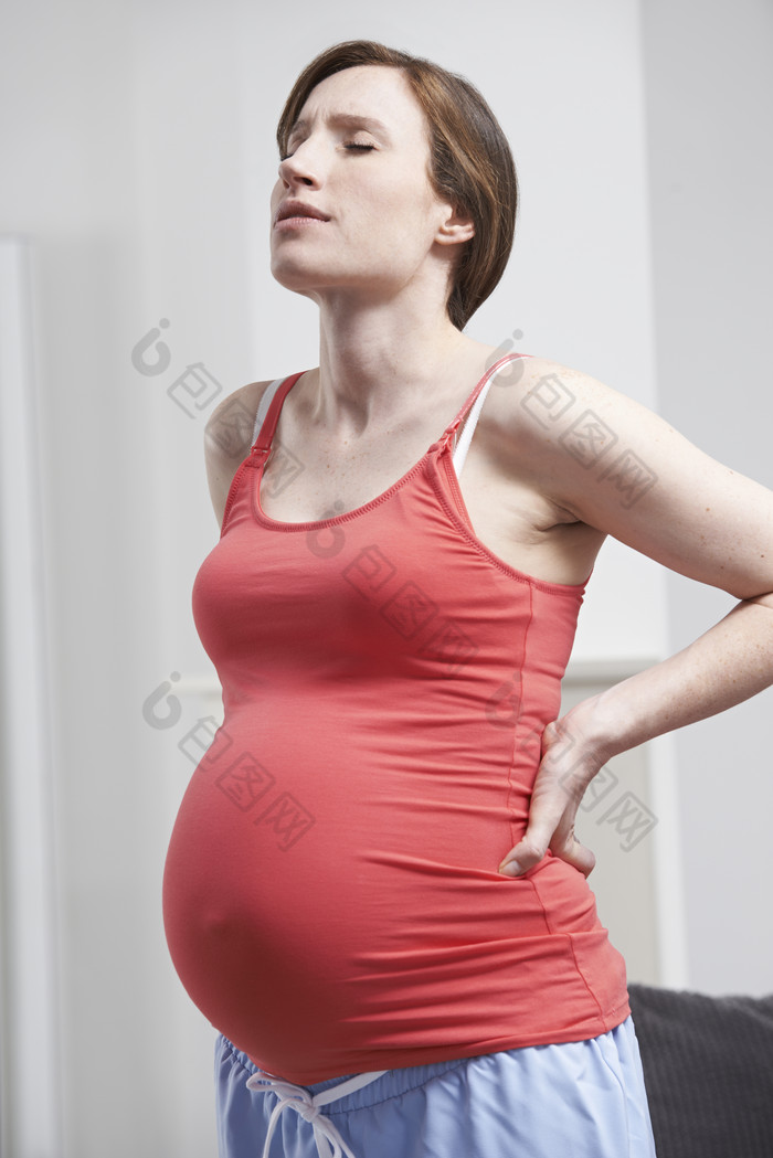 暗色调放松的孕妇摄影图