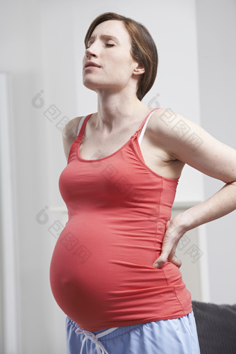 暗色调放松的孕妇摄影图