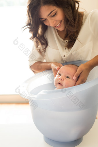 澡盆里的白人婴儿摄影图