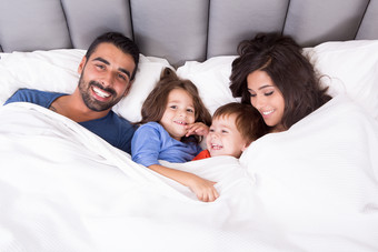灰色调睡觉的家人摄影图