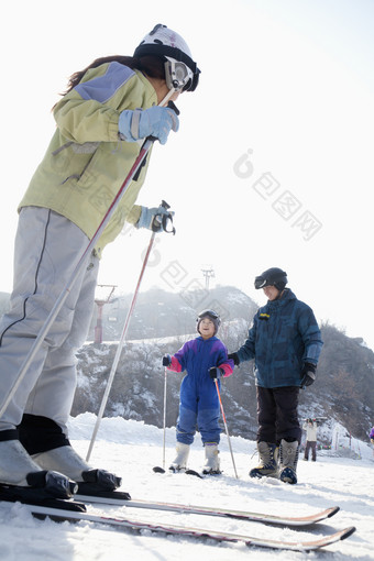 站在滑雪板上滑雪的人