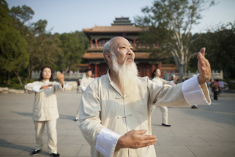 公园打<strong>太极</strong>的老年人