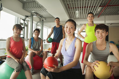 年轻的女人健身锻炼运动一群人抱着球图片