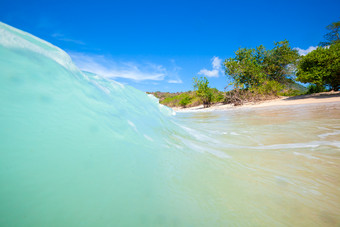 蓝色海边沙滩海浪<strong>冲击</strong>大海旅行夏天风景