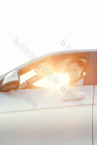 朦胧风格开车的人摄影图