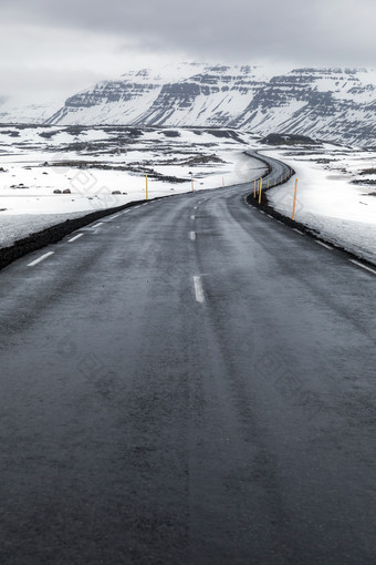 灰色调雪后的公路摄影图