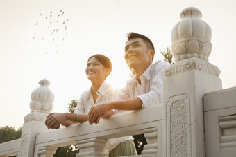 男人女人情侣夫妻桥边早晨白衬衫幸福图片