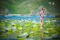 女孩度假旅游河边海边荷塘摄影背景图