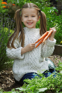 草地里拔萝卜的女孩