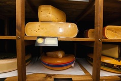 木架子上的美味奶酪