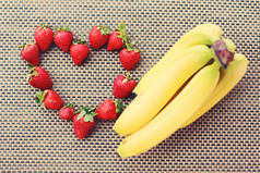 爱心草莓和香蕉水果