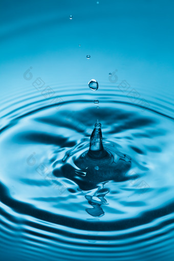 蓝色水滴纹理摄影图