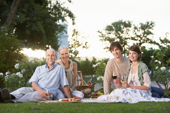 坐地上野餐的一家人