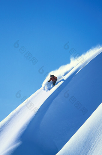 蓝色调<strong>山上</strong>的滑雪者摄影图