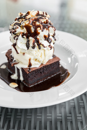 巧克力奶油蛋糕摄影图