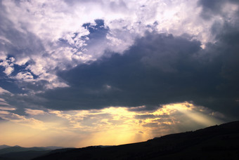 喀尔巴阡山脉上的云层摄影图