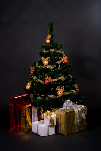 圣诞树下的礼盒包装盒
