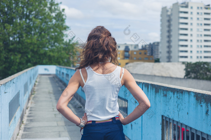 女人叉腰站在过道里