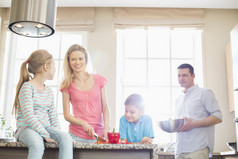 简约风格开心做饭的家人摄影图