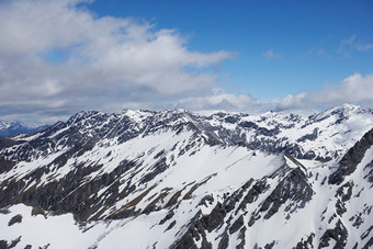 蓝色调美丽的大雪山摄影图