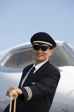飞机前飞行员戴着墨镜