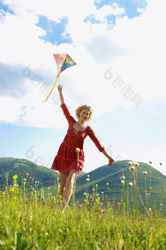 小清新放风筝的女人摄影图