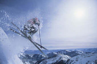 雪地里滑雪运动员