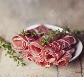 盘子里的牛肉卷摄影图