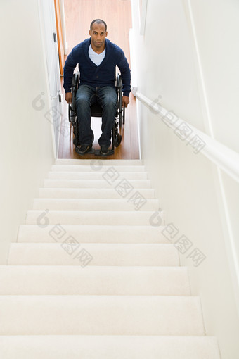 灰色调上楼的残疾人摄影图